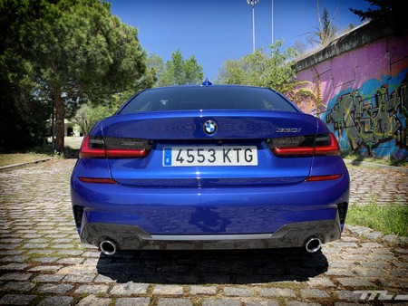 BMW 330i trasera