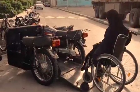 Superación nivel: mujer discapacitada iraní se fabrica una moto adaptada desafiando a la ley