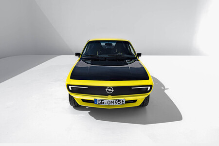 ¡Espectacular! Este Opel Manta GSe ElektroMOD es un canto al retrofit y al restomod