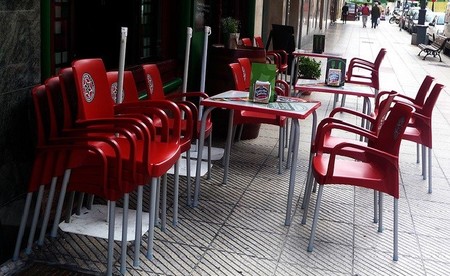 El sector servicios empezó el verano con un descenso en facturación de más del 4%