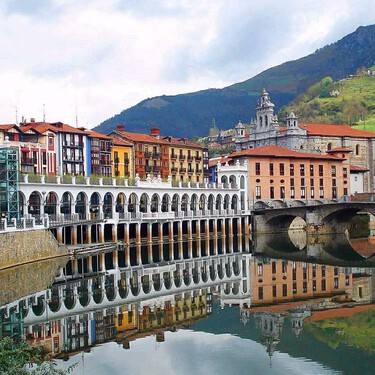 Un paseo por Venecia sin salir de España: puentes de piedra y palacios barrocos de colores como en Italia