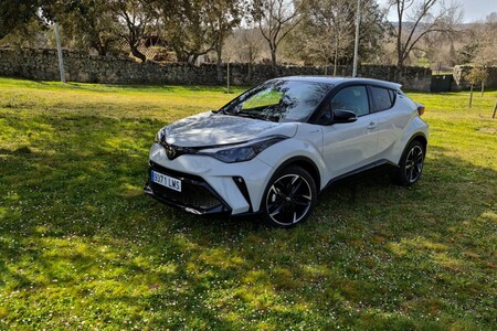 Al volante de un Toyota C-HR Electric Hybrid GR-SPORT, cómodo y equilibrado