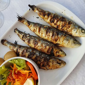 Las rebajas de El Corte Inglés dejan esta parrilla de Le Creuset más barata y es ideal para cocinar desde pescado hasta hamburguesas 