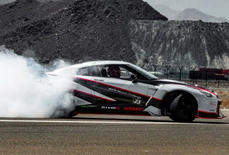 ¿Es un ave? ¿Es un avión? ¡No! Es el Nissan GT-R derrapando a 300 km/h