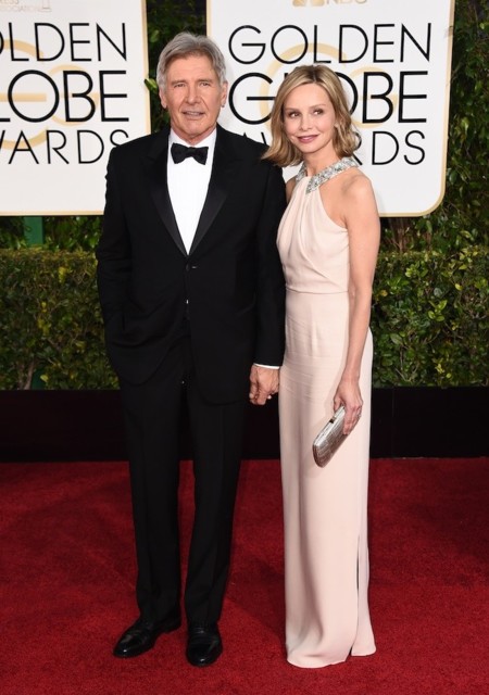 Calista Flockhart de rosa elegante en los Globos de Oro 2015