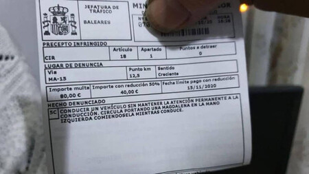 La DGT multa a un conductor por comerse una magdalena mientras conduce. Pero ¿te pueden multar por algo así?