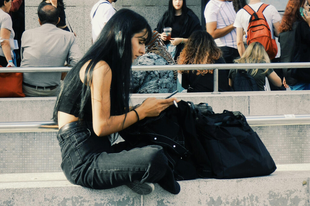 Los jóvenes mexicanos pasan tanto tiempo en el celular que la SEP ya lo compara con una jornada laboral 