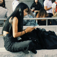 Los jóvenes mexicanos pasan tanto tiempo en el celular que la SEP ya lo compara con una jornada laboral 