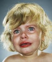 Atar a los niños a la cama