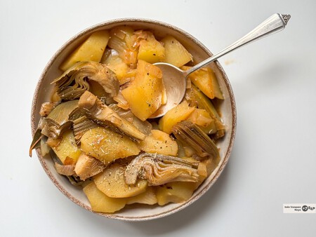Guiso de patatas y alcachofas, una deliciosa receta de cuchara que puedes hacer en menos de media hora