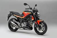 Suzuki Gladius 650 con decoración especial Barry Sheene para el mercado inglés
