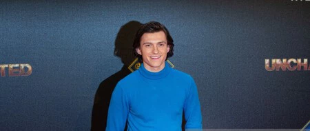 Todo al azul: así es el look de Tom Holland con el que visitó España y que replicamos con piezas rebajadas