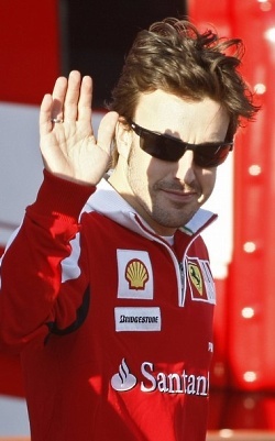 f1_fernando-alonso-saludando-en-valencia.jpg