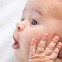 Para los adultos son más lindos los bebés a los seis meses que recién nacidos 
