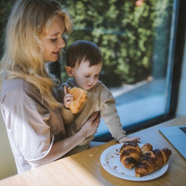 La natalidad no para de caer. Según las investigaciones de una Premio Nobel el problema es que los hombres no friegan los platos 