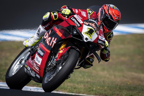 Álvaro Bautista consigue la '33': bate a Jonathan Rea para vencer bajo la lluvia en Phillip Island