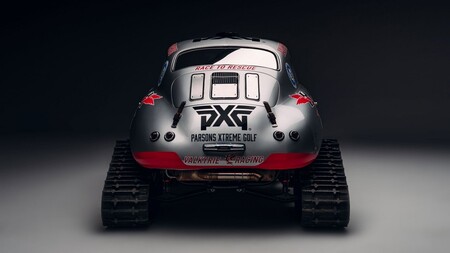 Sí, este es un Porsche 356 de 1956 con orugas, que pretende llegar a la Antártida por una buena causa