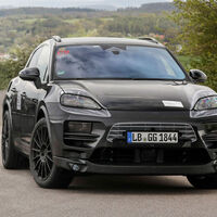 El Porsche Macan EV ya rueda en pruebas, e insinúa su parecido a Taycan en estas primeras fotos