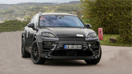 El Porsche Macan EV ya rueda en pruebas, e insinúa su parecido a Taycan en estas primeras fotos