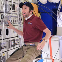 Hay un motivo por el que Howard de The Big Bang Theory siempre llevaba una gorra en las escenas que grabó en "el espacio" 