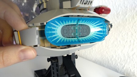 Parece natural segurar a Enterprise pelo defletor ao levantá-la, mas é exatamente isso que não se deve fazer. Caso contrário, vocês vão acabar, como eu, com uma das peças na mão