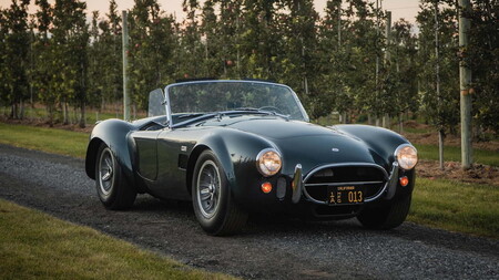 Si quieres regalarte un coche legendario, el Cobra 427 1965 que perteneció a Carroll Shelby saldrá a la venta