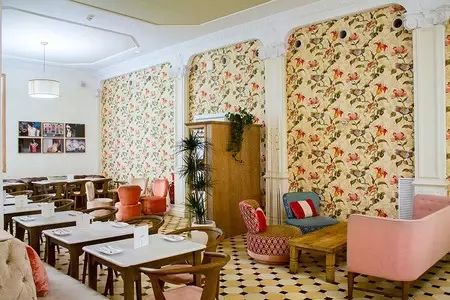 El indispensable restaurante barcelonés LATERAL CONSELL despide el año con un nuevo concepto de interiorismo