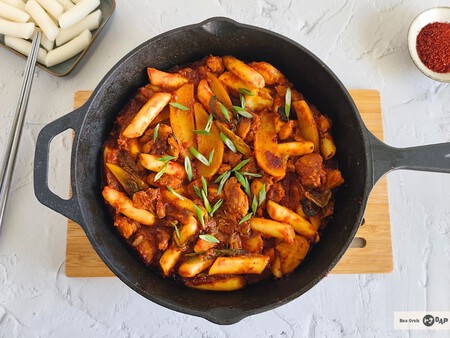 Dakgalbi, una receta coreana de pollo picante ideal para compartir