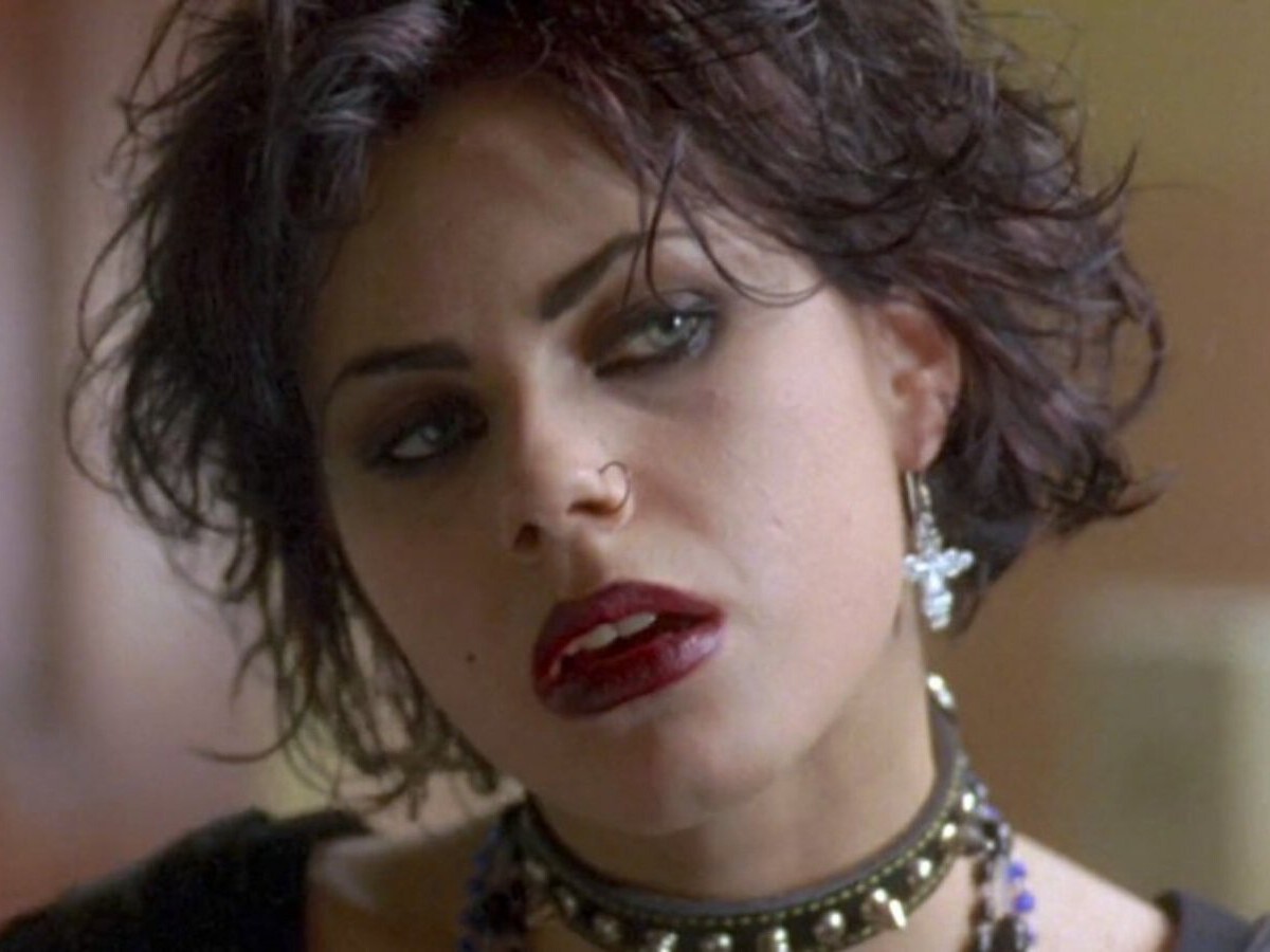 Qué fue de Fairuza Balk, de icono gótico en 'Jóvenes y brujas' a ser la  musa de un grupo emo de marionetas, image size:1200x900