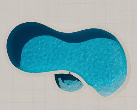 'The Beauty Of Swimming Pools', una perspectiva diferente (y muy artística) de las queridas piscinas de verano, por Brad Walls
