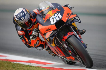 Miguel Oliveira sorprende a Fabio Quartararo en Cataluña para anotar la primera victoria del año de KTM