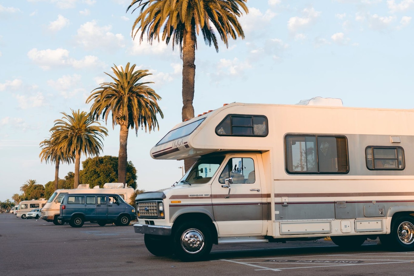Viajar en furgoneta camper o autocaravana: cómo y dónde dormir sin miedo a una multa