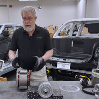 Este mecánico ha destripado los motores eléctricos de dos marcas rivales. Mientras una innova la otra sigue diseñando coches eléctricos como si fuesen coches gasolina