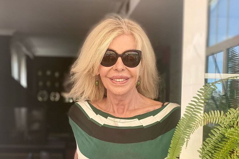 Entramos en el ecléctico salón de Bibiana Fernández en Madrid: suelos de madera, muebles vintage y colores rimbombantes