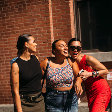 Flechazo por el vestido de invitada que volará en H&M: nos sienta bien a todas y cuesta menos de 50 euros