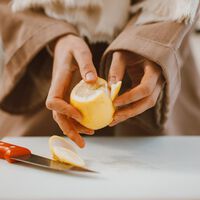 Adiós a los productos químicos: así puedes preparar un potente desinfectante casero con cáscaras de limón