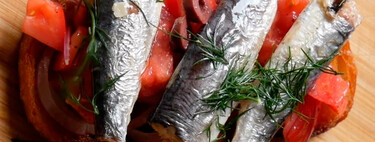 Las sardinas en lata están bien con un poco de limón, pero en tostada con cebolla, aceitunas y eneldo están mejor 