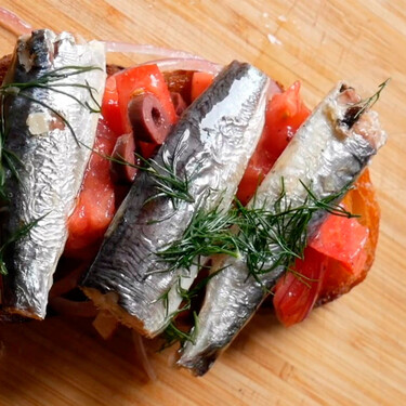 Las sardinas en lata están bien con un poco de limón, pero en tostada con cebolla, aceitunas y eneldo están mejor 