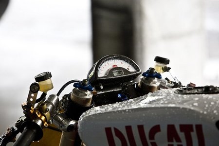 Detalle del tacómetro en carbono