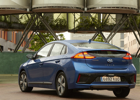 Hyundai IONIQ híbrido enchufable, prueba contacto