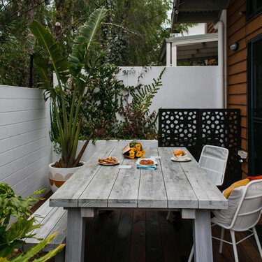 Esta estantería para plantas que llega hoy a Lidl será un comodín para decorar el balcón y la terraza