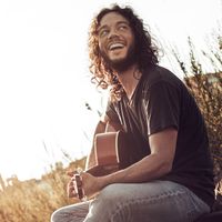 "No todo son medicinas", entrevistamos a Miguel Ángel Delgado, el pediatra que también cura con su música