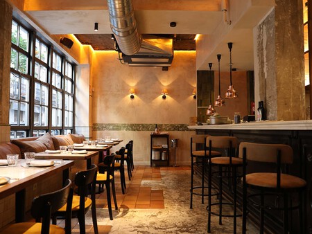 Con Un Aspecto Industrial Manifesto 13 Combina Sala Y Barra En Un Local Muy Bien Iluminado