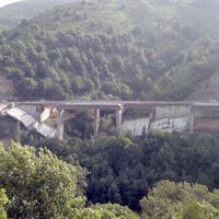 El segundo derrumbe del viaducto de la A-6 pone aún más difícil entrar en Galicia, y nadie sabe explicar por qué