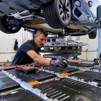 El día que un mecánico de una agencia apagó la cámara de vigilancia del carro de un cliente, sin saber que había otra grabando todo 