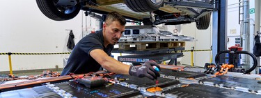 El día que un mecánico de una agencia apagó la cámara de vigilancia del carro de un cliente, sin saber que había otra grabando todo 