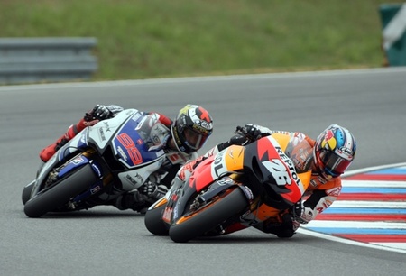 MotoGP República Checa 2012: Dani Pedrosa gana en una intensa lucha con Jorge Lorenzo la carrera del año
