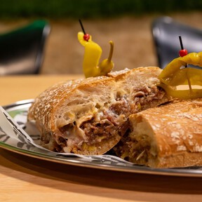 En Albacete se hace el mejor bocata de España: con pan chapata, oreja adobada a la plancha, provolone y piparras 