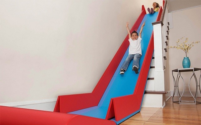 Un tobogán para bajar las escaleras de casa