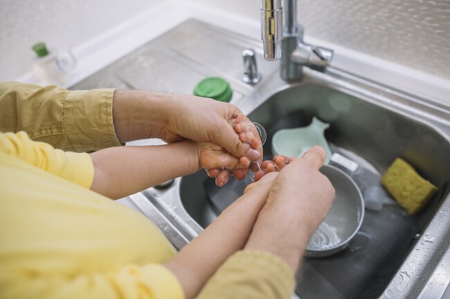 Padre E Hijo Se Lavan Las Manos En El Fregadero